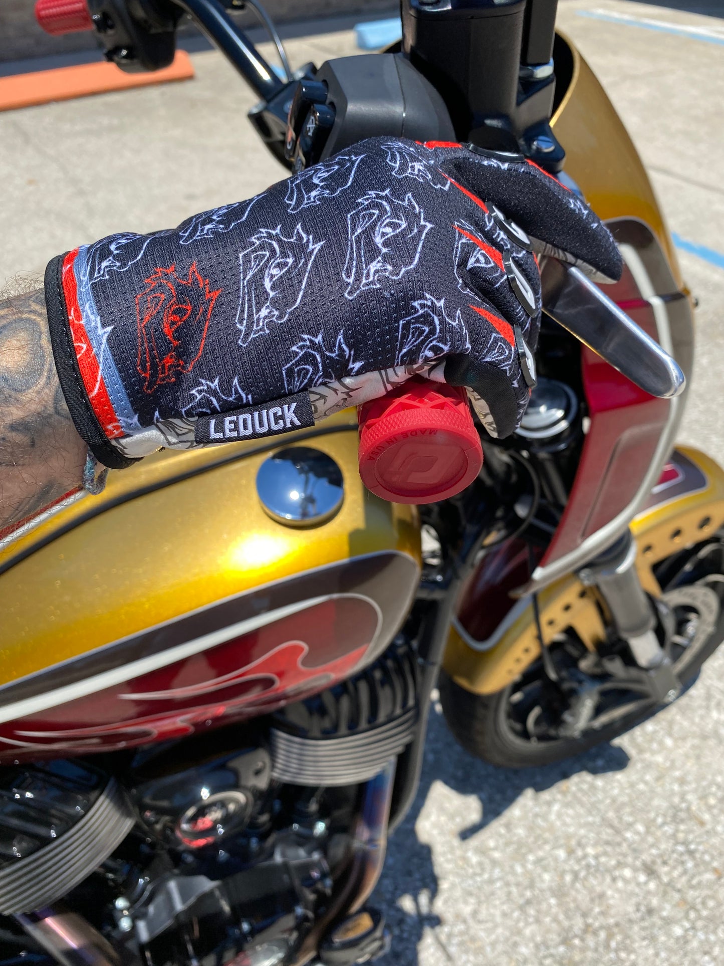 LDGSUCKS THIS SUCKS Gloves - Le Duck
